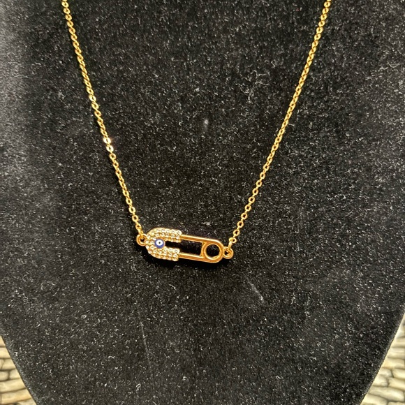 Elegant stainless steel Safety Pin Necklace - Picture 2 of 3